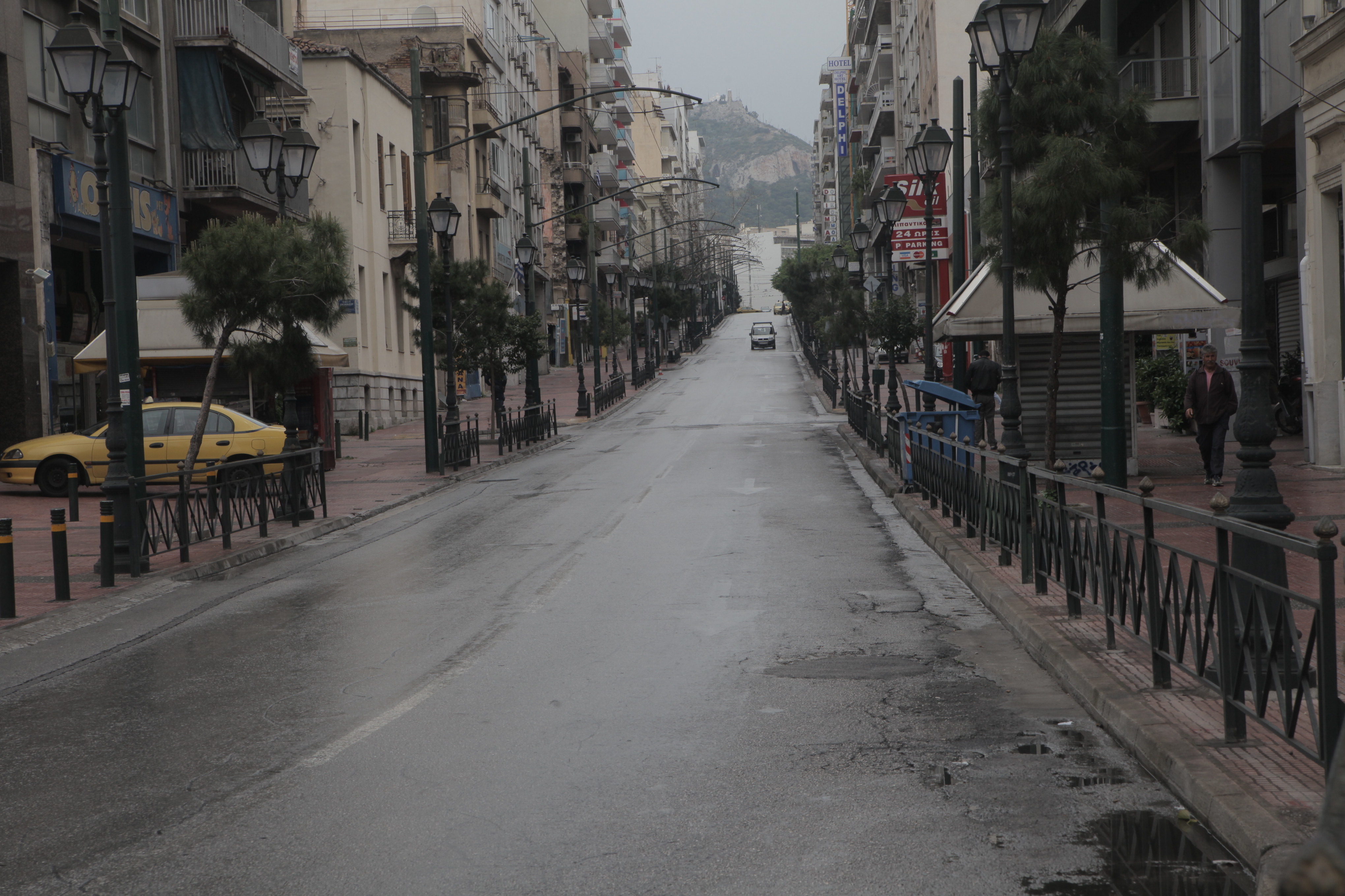 Σαν βροχερός δεκαπενταύγουστος σήμερα η Αθήνα – ΦΩΤΟ