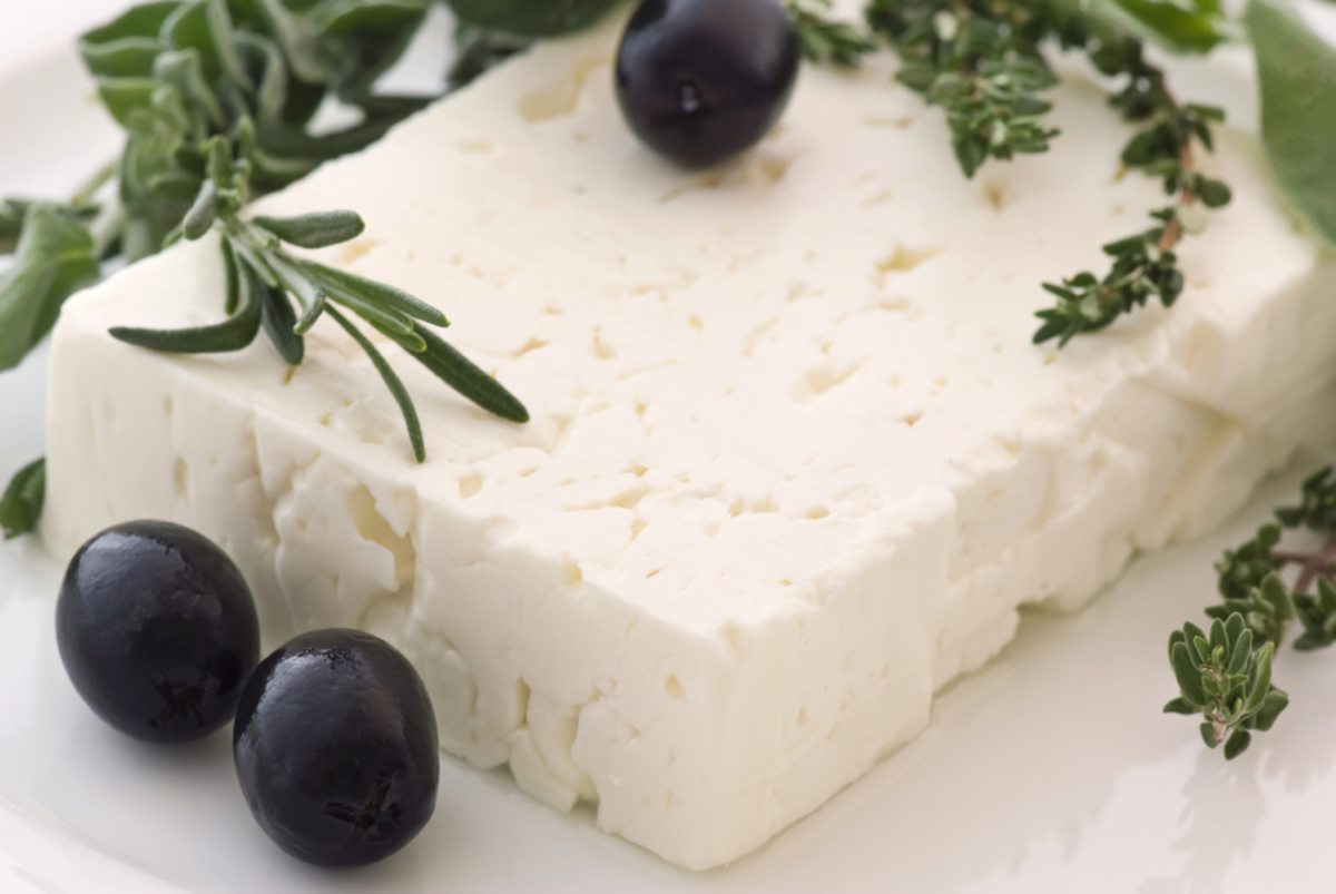 Φέτα: Διατροφικά στοιχεία για το εθνικό μας τυρί – Τι προσφέρει και τι κινδύνους κρύβει