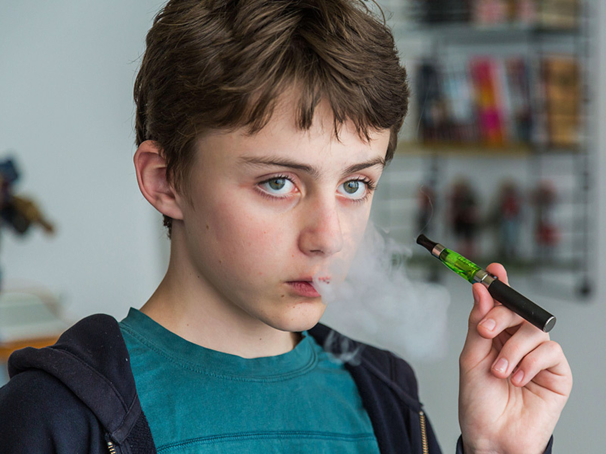 Το ηλεκτρονικό τσιγάρο οδηγεί τους νέους στο κανονικό κάπνισμα – Πληθαίνουν οι έρευνες που το επιβεβαιώνουν [vid]