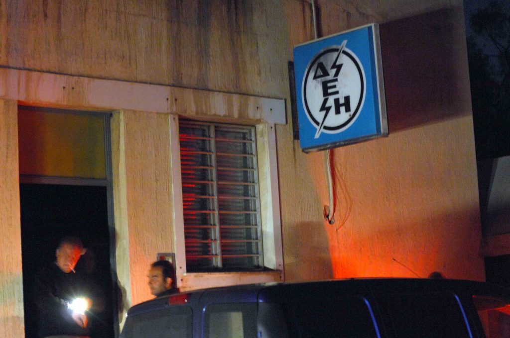 Εγένετο φως! Αποκαταστάθηκε η βλάβη που βύθισε στο σκοτάδι τον Πειραιά!