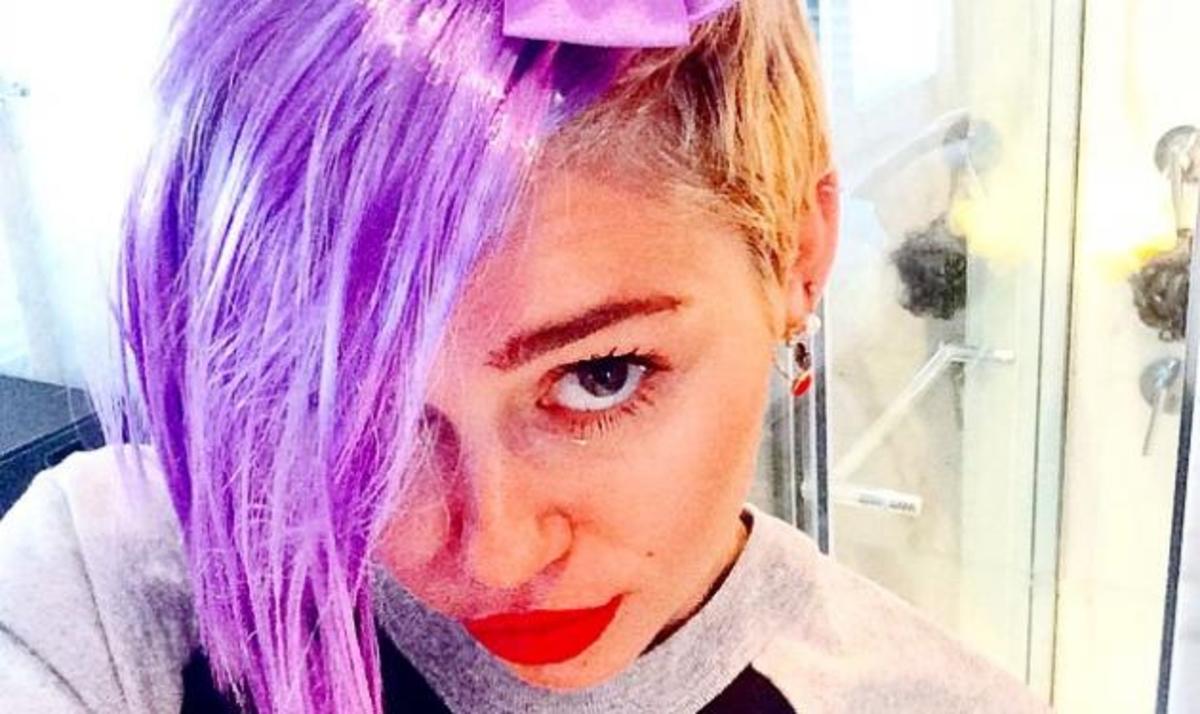 Miley Cyrus: Πού και με ποιον έκανε topless;