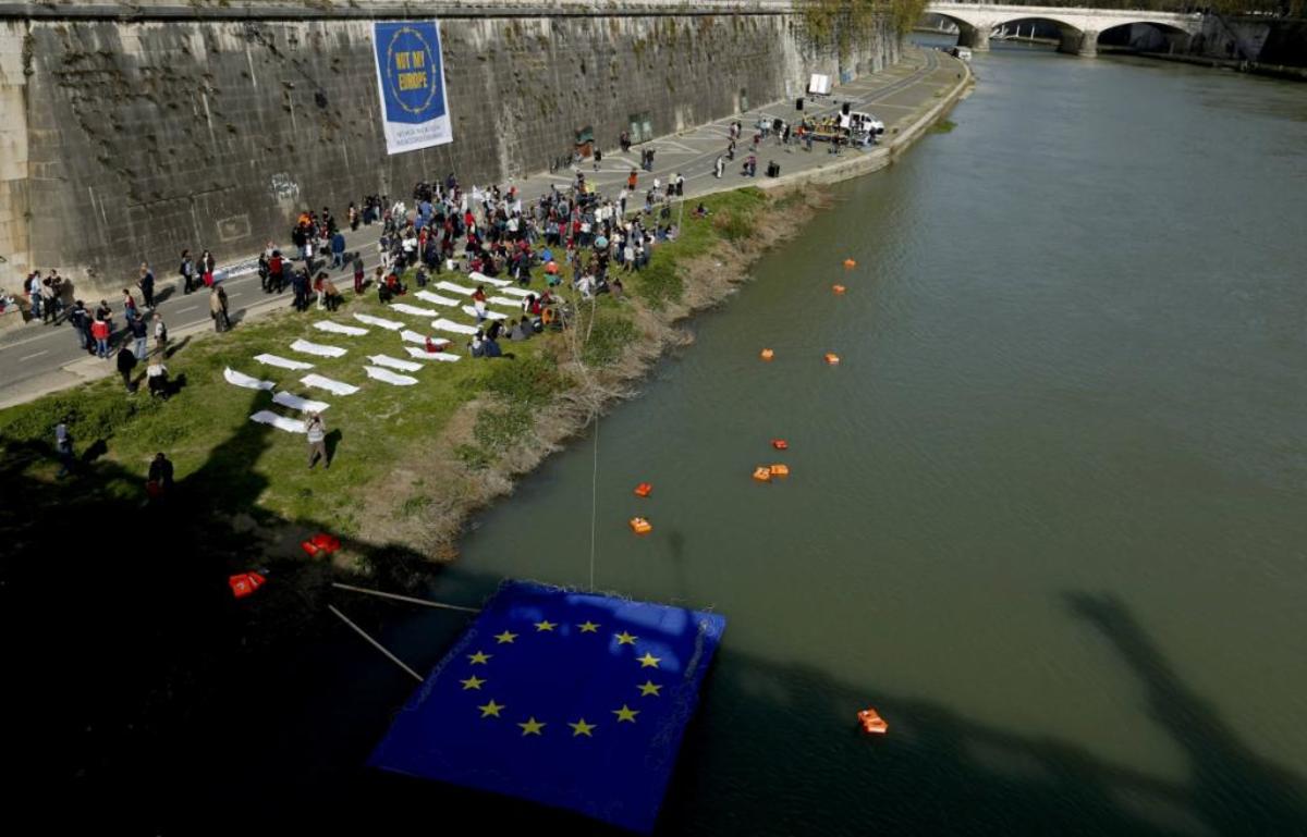 Η σημαία της ΕΕ αλλά και σωσίβια επιπλέουν στον Τίβερη ενώ