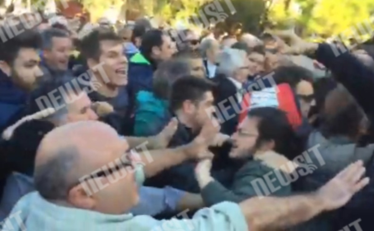 Πολυτεχνείο: Ξύλο και καφέδες
