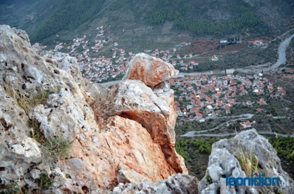 Αποκολλήθηκε βράχος από κεραυνό