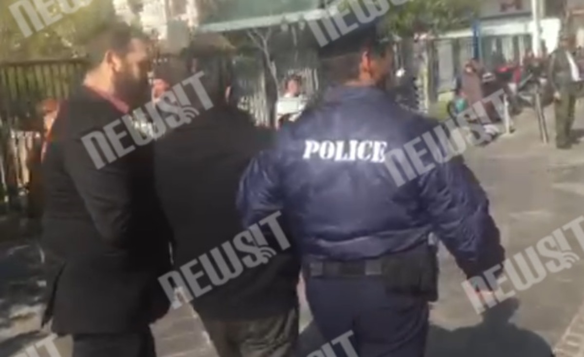 Απομάκρυνση πολίτη από αστυνομικούς
