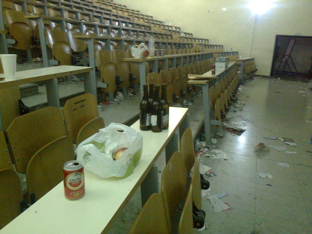 Απίστευτη καταγγελία καθηγητή: Μπαχαλάκηδες ξαναγέμισαν με σκουπίδια το ΑΠΘ!