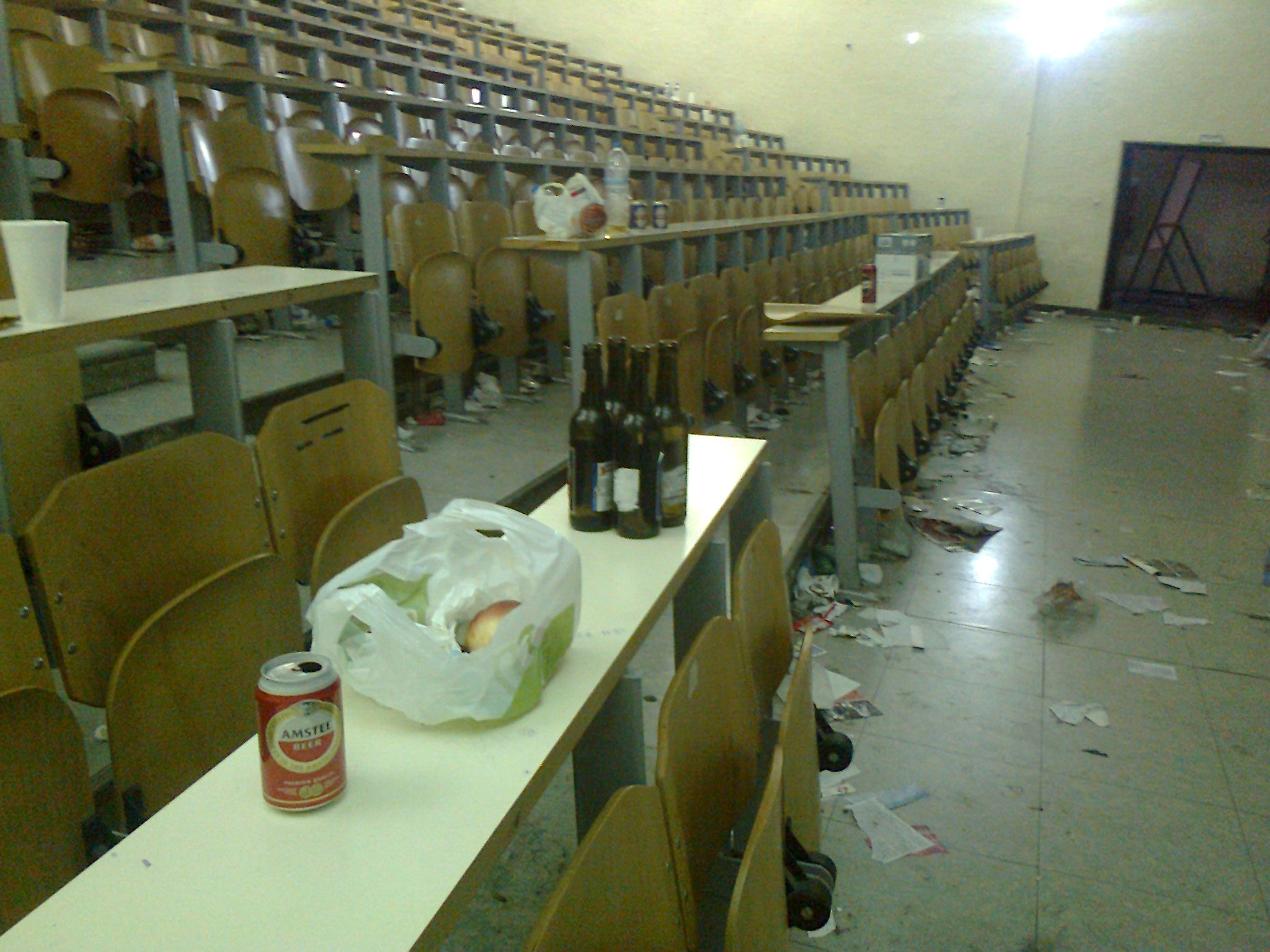 Απίστευτη καταγγελία καθηγητή: Μπαχαλάκηδες ξαναγέμισαν με σκουπίδια το ΑΠΘ!