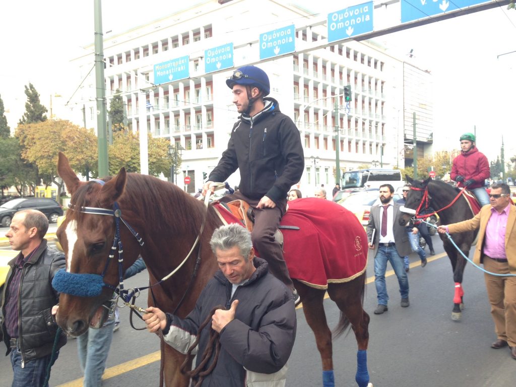 Έφιππη διαμαρτυρία στην Αμαλίας