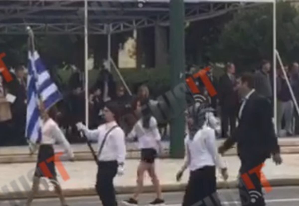 Μαθήτρια παρελαύνει με μαντήλα