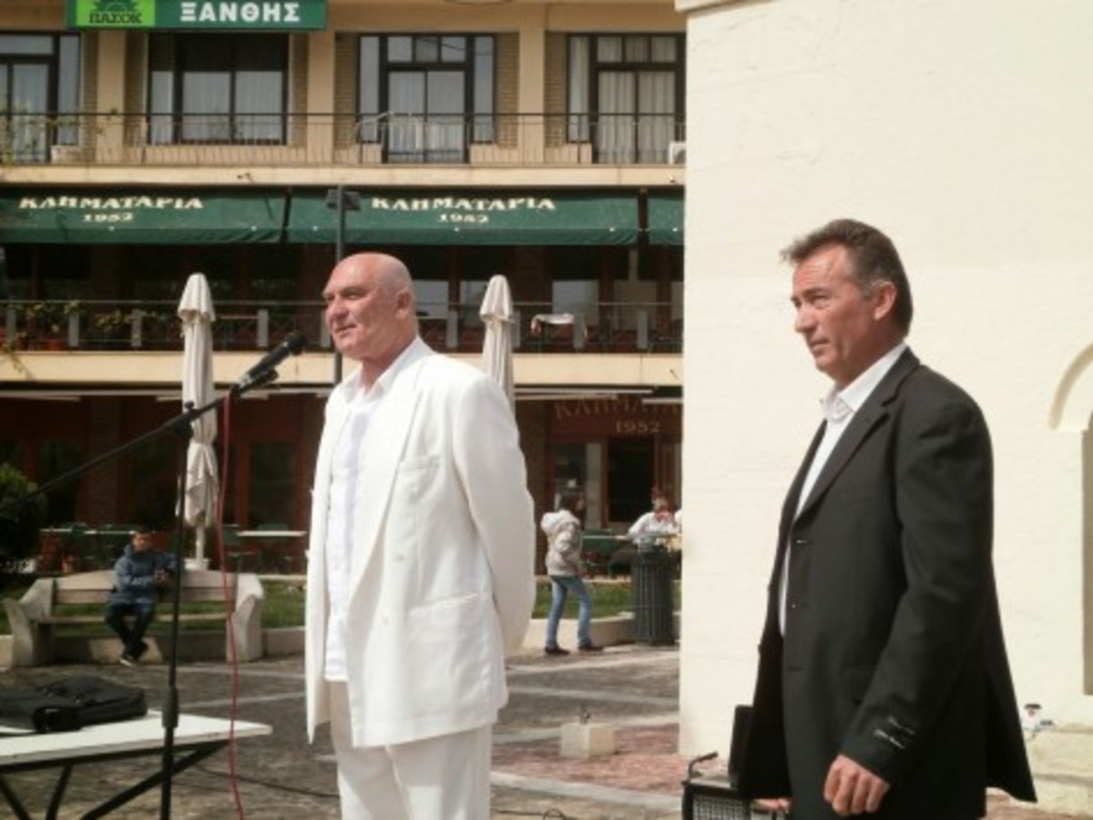 Ομιλία σε άδεια πλατεία