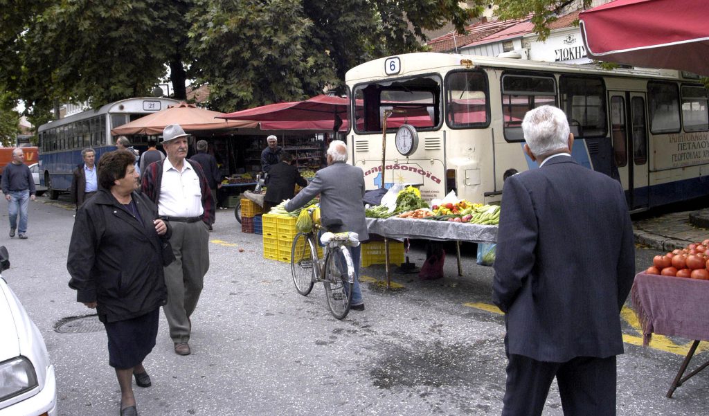 Έβγαλαν “το τσεκούρι του πολέμου” οι μικροπωλητές στη Λάρισα!