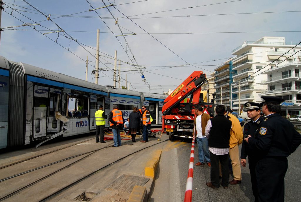 Σύγκρουση τραμ με αυτοκίνητο στην Καλλιρρόης