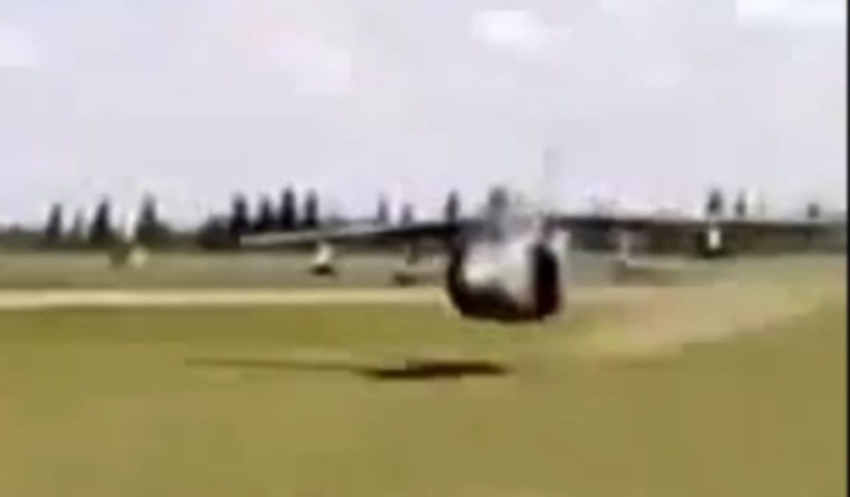 Αεροσκάφος πετά…πόντους πάνω από το έδαφος – Βίντεο