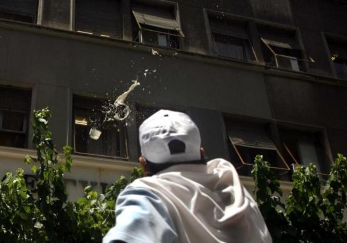 Εισβολή με… γιαούρτια σε γραφεία της ΝΔ