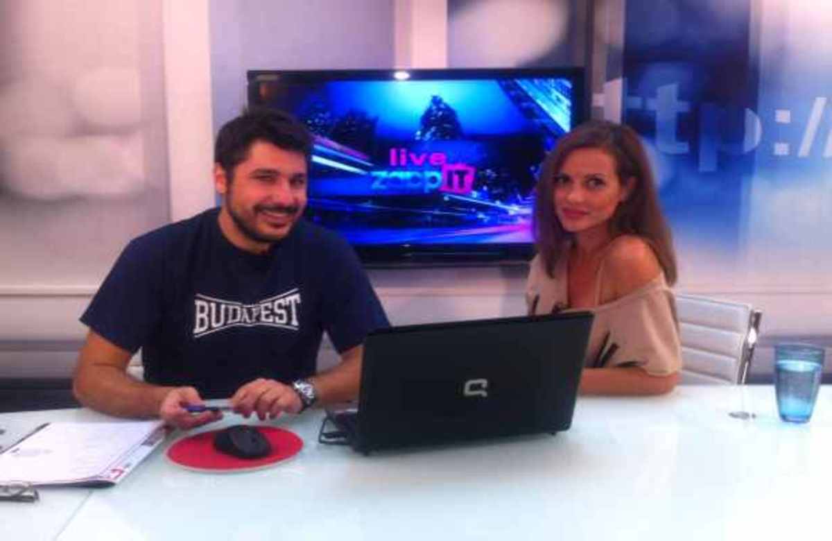 H Ελένη Καρποντίνη κάνει τώρα live chat με τους αναγνώστες του ZAPPIT!