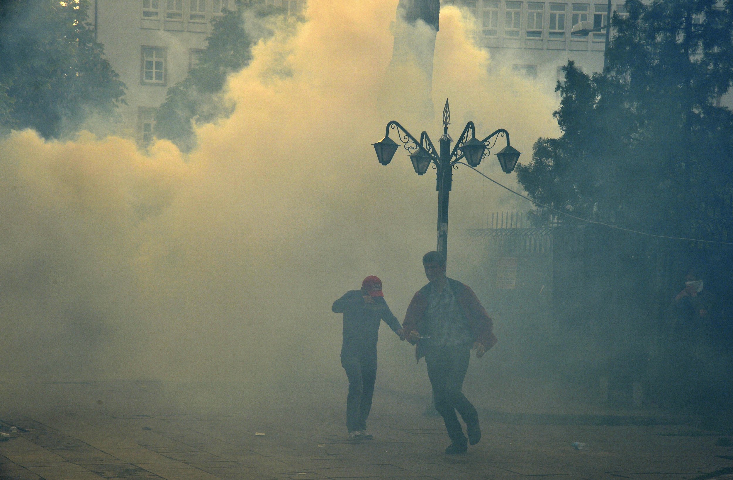 274 νεκροί ανθρακωρύχοι βάζουν “φωτιά” σε όλη την Τουρκία – Επεισόδια στην πλατεία Ταξίμ – Βίντεο ντοκουμέντο: Ο Ερντογάν κρύφτηκε σε σούπερ μάρκετ