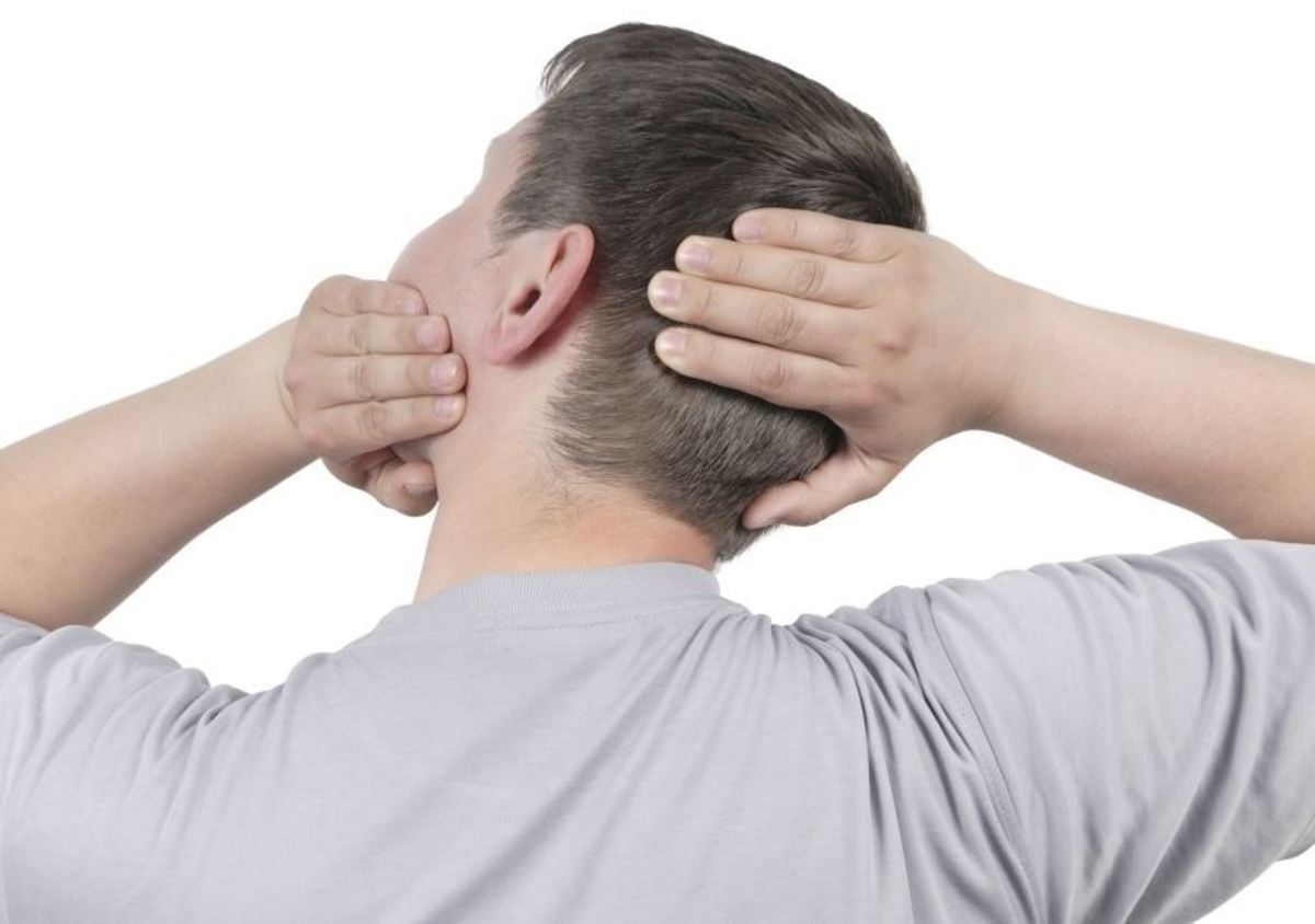 Κάνετε «κρακ» στον αυχένα; Δείτε τι συμβαίνει – Παρενέργειες και ασκήσεις για το σπίτι