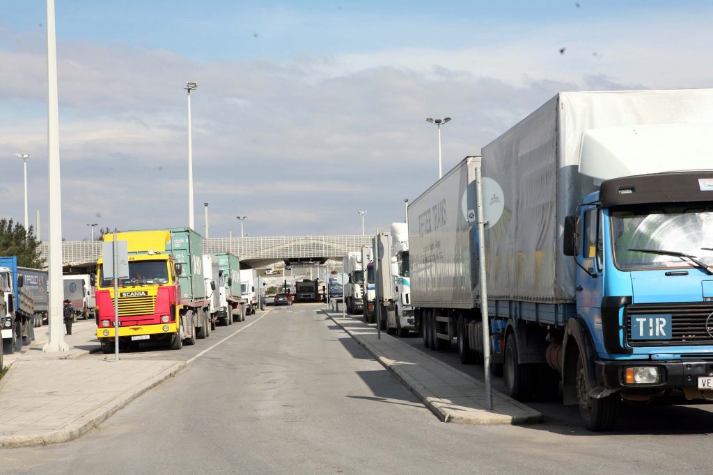 Πάτρα: Δύο οχήματα με 82 λαθρομετανάστες και 3,5 κιλά κοκαϊνη