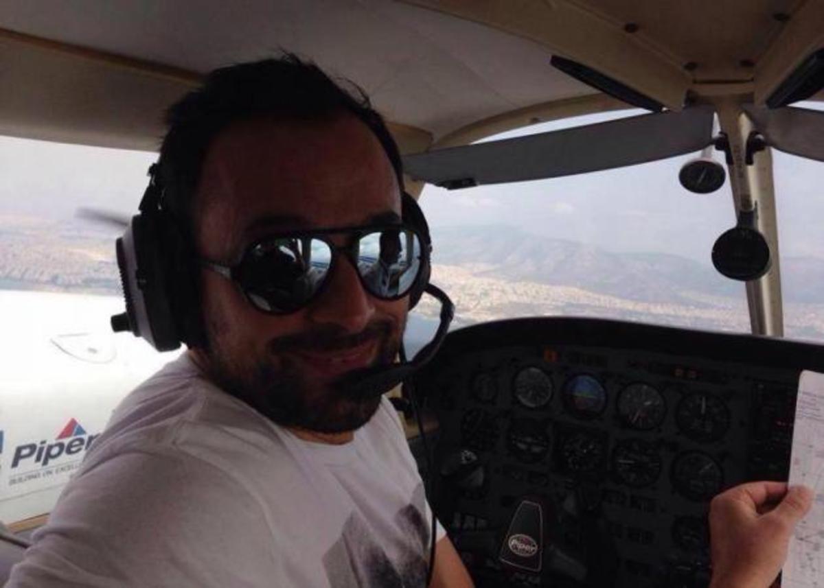 Ο Γιώργος Λιανός πιλοτάρει αεροπλάνο και … το κάνει καλά! Φωτογραφίες