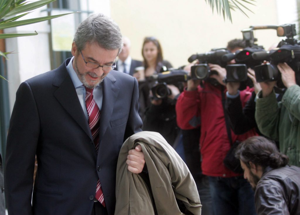 Εντάλματα σύλληψης για Χριστοφοράκο και Καραβέλα