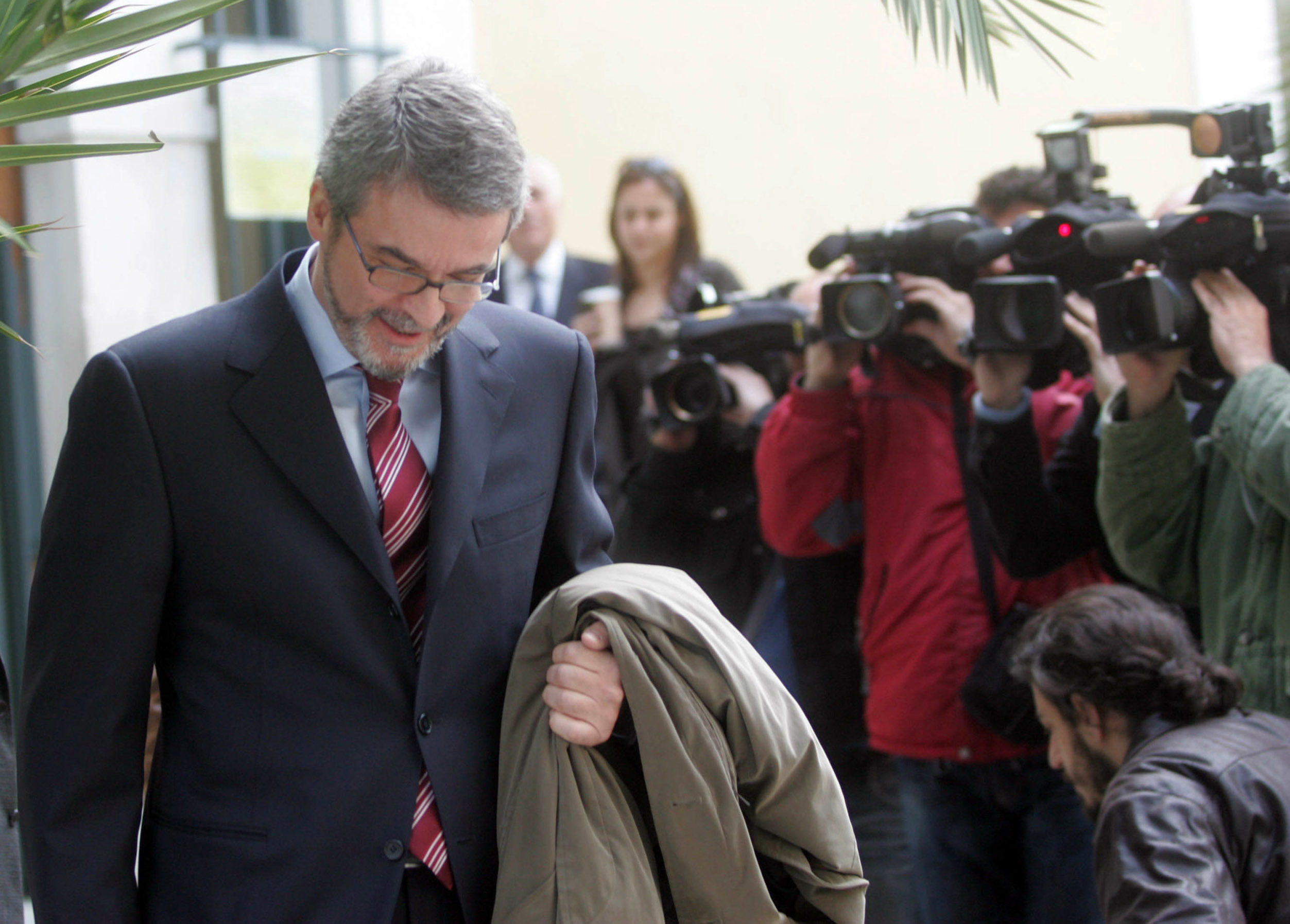 Εντάλματα σύλληψης για Χριστοφοράκο και Καραβέλα