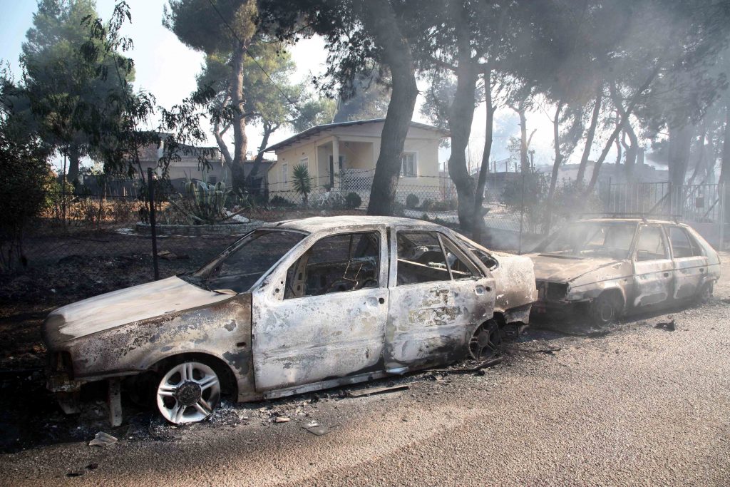 Καίγονται σπίτια κι αυτοκίνητα στα Χανιά