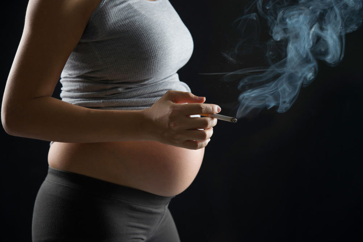 Κώφωση στο παιδί προκαλεί όποια μητέρα καπνίζει πριν και μετά τη γέννα