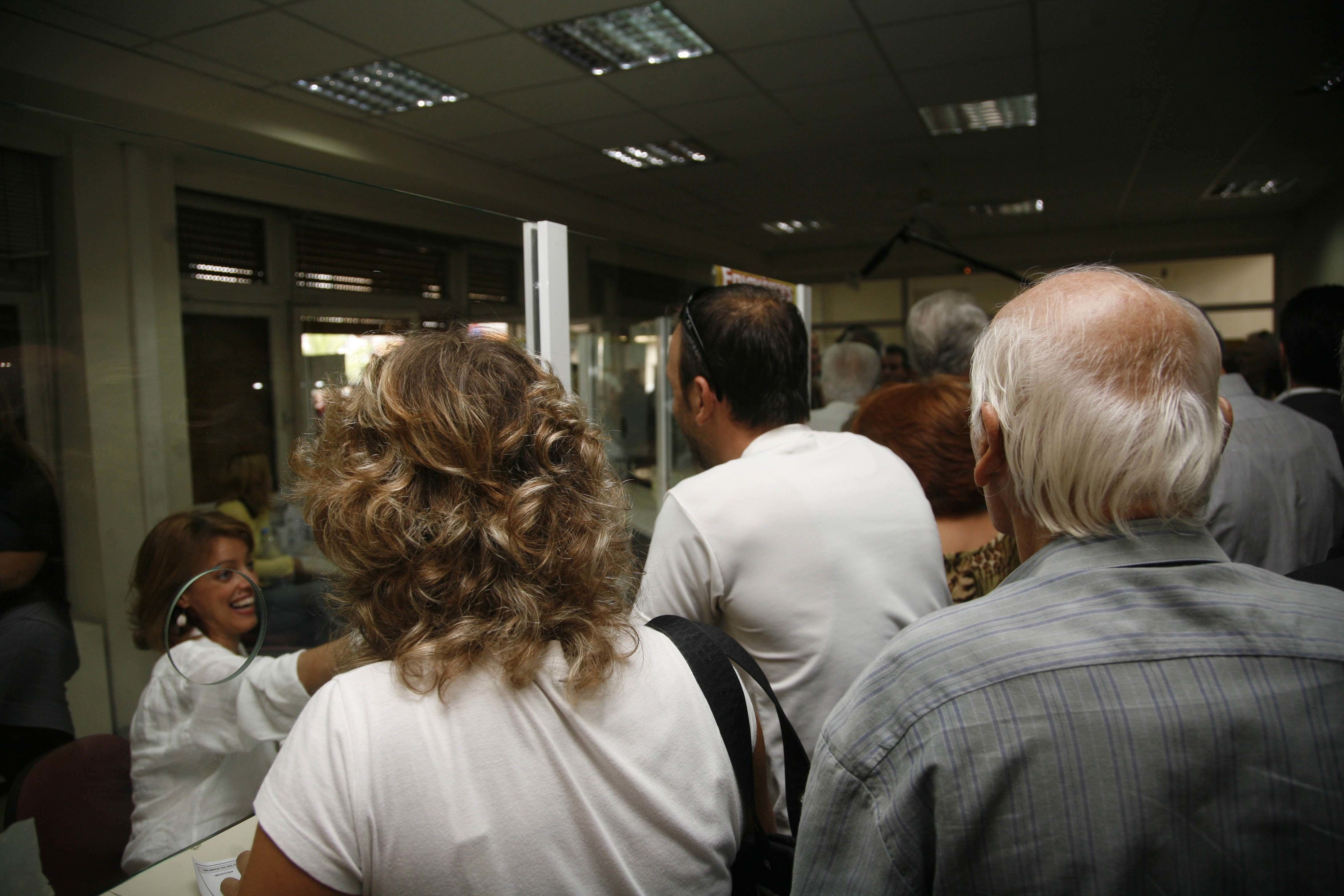 Με νόμο θα αποδίδονται από τις τράπεζες οι ασφαλιστικές εισφορές!
