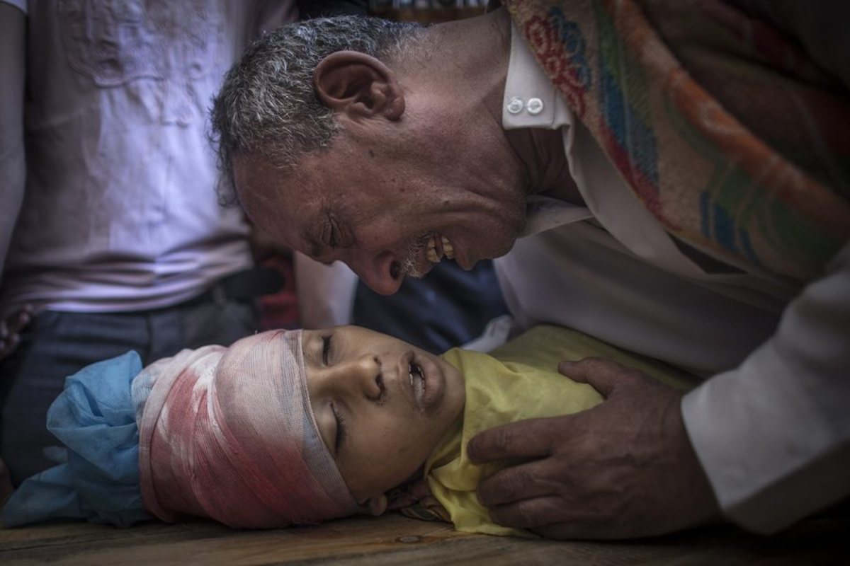 Ο 10χρονος που έχασε σήμερα την ζωή του στην Γάζα με τον πατέρα του να θρηνεί  ΦΩΤΟ EPA