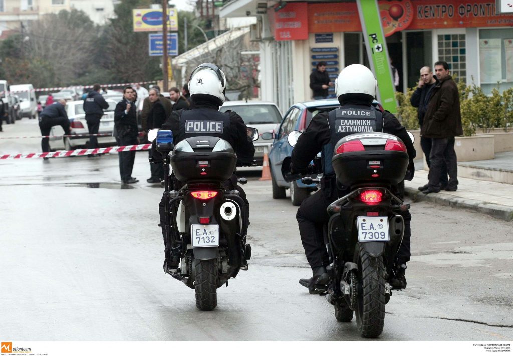 Ο επίδοξος ληστής μεταφέρθηκε σε νοσοκομείο - ΦΩΤΟ EUROKINISSI