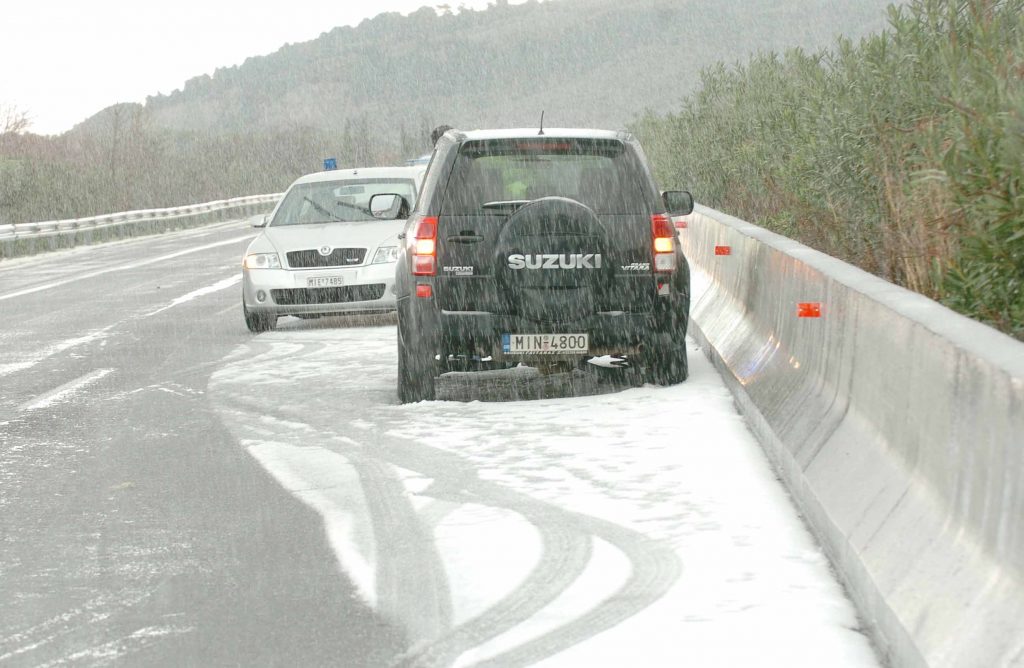Φθιώτιδα: 42 χωριά αποκλεισμένα από τα χιόνια – Τεράστια προβλήματα στους δρόμους!