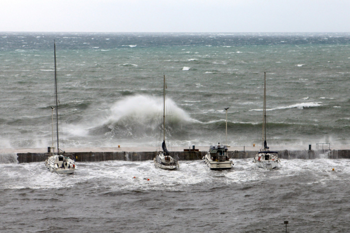 Τα πελώρια κύματα που μαστιγώνουν την Κέρκυρα! ΦΩΤΟ