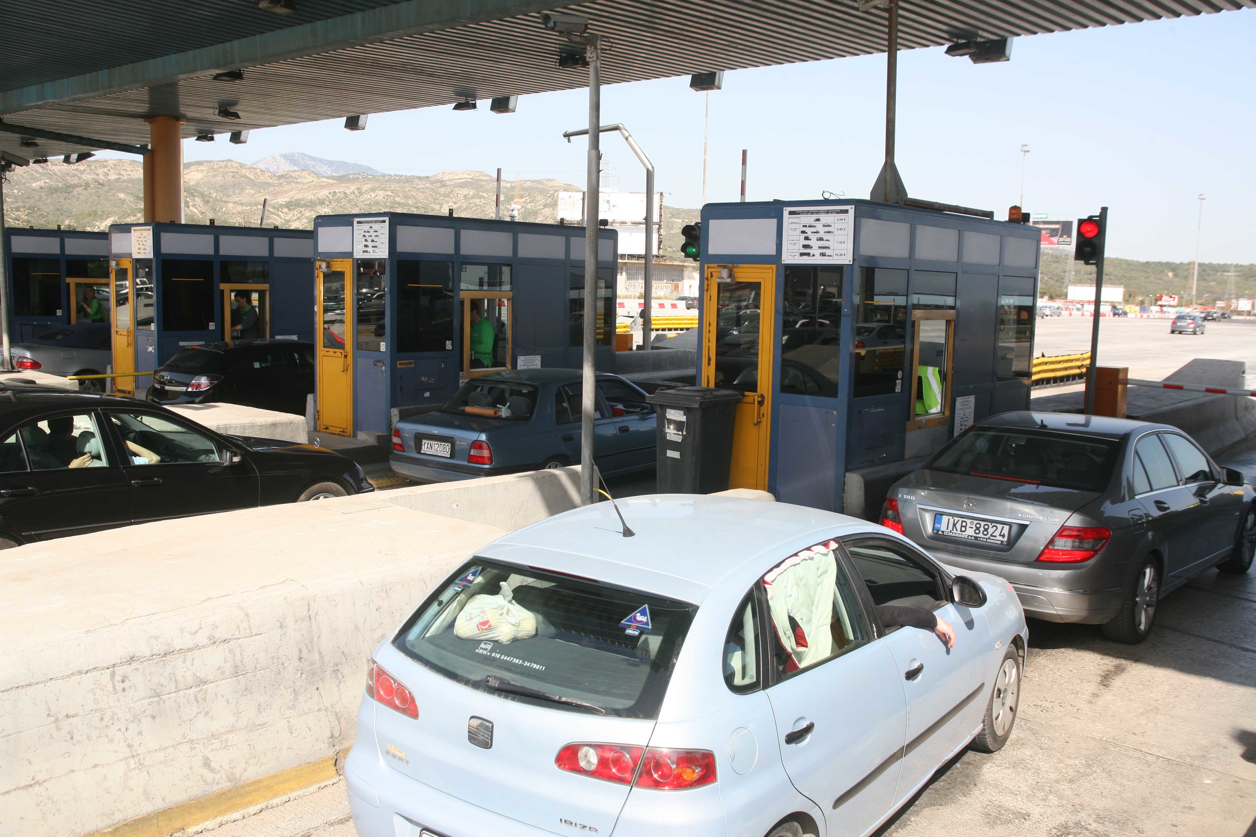 Κόρινθος: Σήκωσαν τις μπάρες στα διόδια Καλαμακίου – Στο πλευρό τους ο Βουδούρης