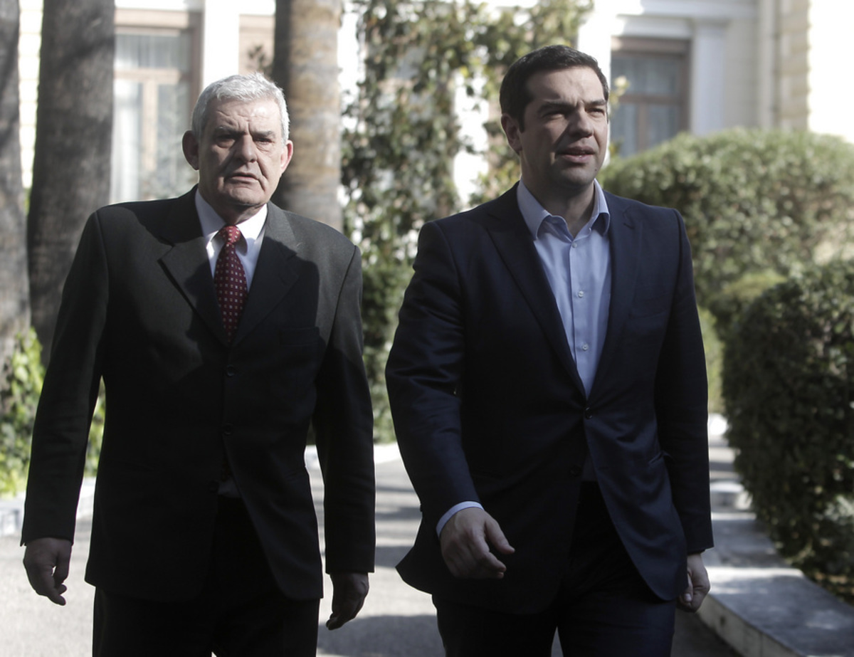 Πίσω απ’ τις κλειστές πόρτες! Γιατί ο πρωθυπουργός έφυγε μισή ώρα νωρίτερα από το γεύμα με Παπούλια, Παυλόπουλο και Σαμαρά!