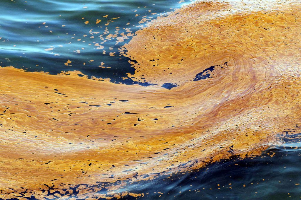 Σταγόνες και γυαλάδα πετρελαίου διακρίνονται στα νερά του Τσάντελερ Σάουντ