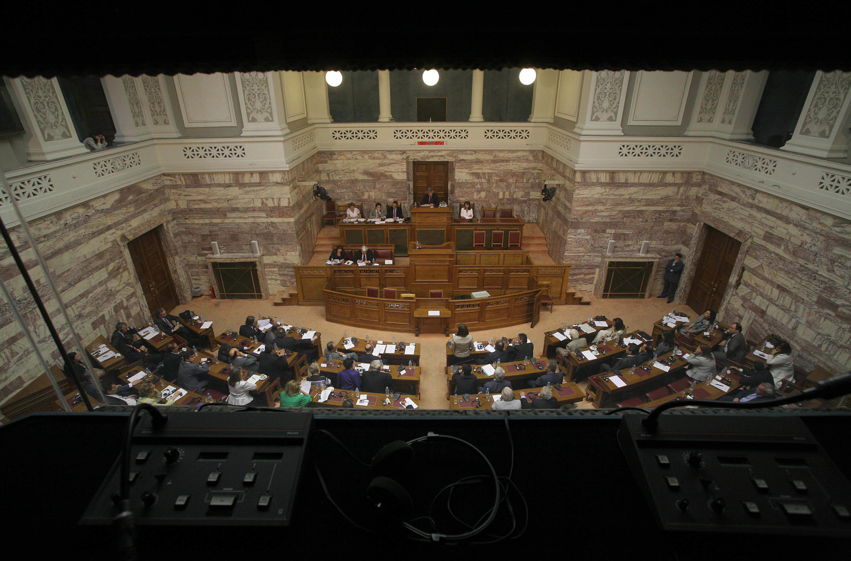 Διαψεύδει η κυβέρνηση τα περί ευνοϊκής ρύθμισης για τους υπαλλήλους της Βουλής