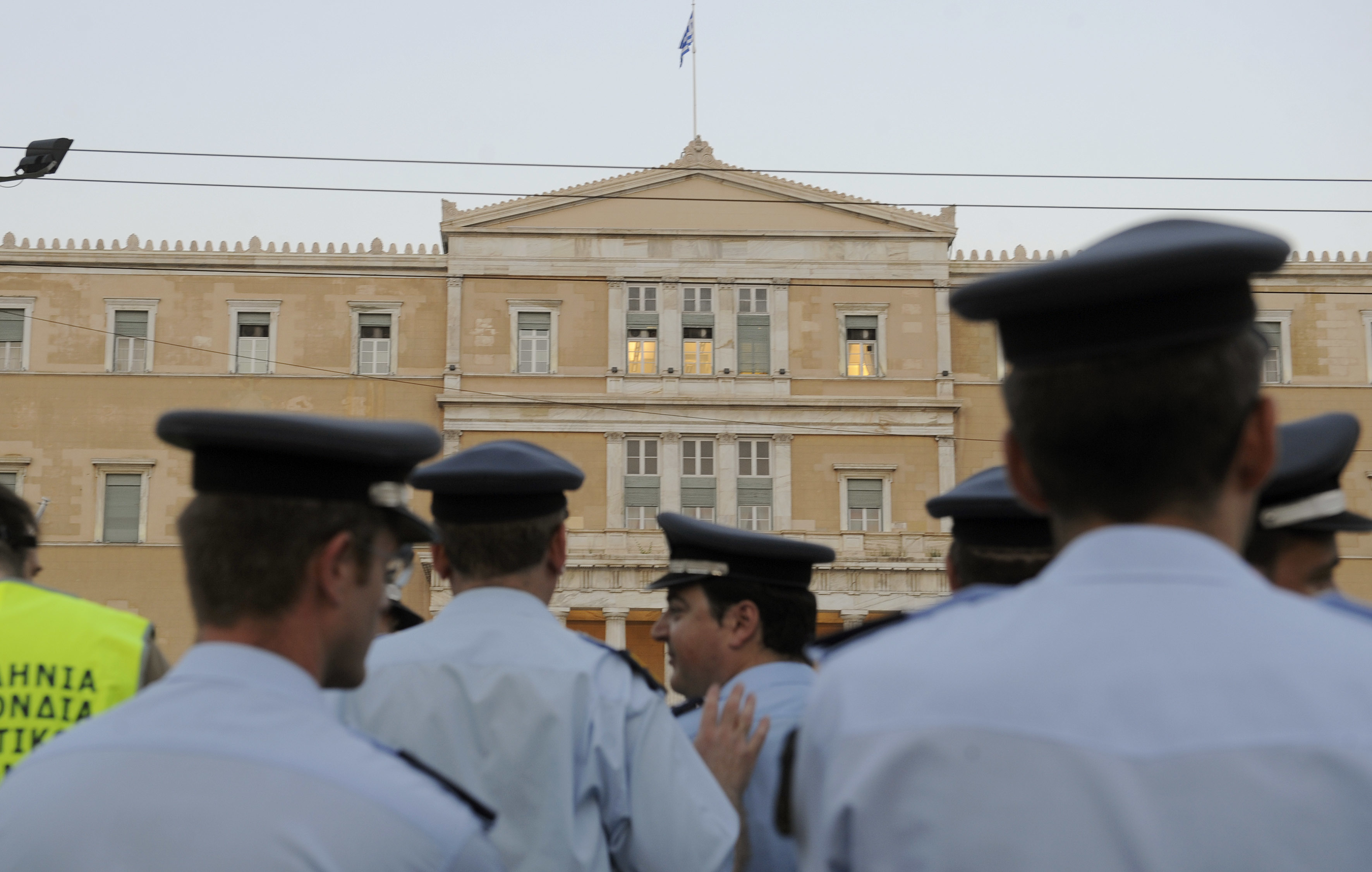 Βρυξέλλες: Κόφτε το λαιμό σας να βρείτε ισοδύναμα για τους ενστόλους – Έτσι έκανε και η Πορτογαλία