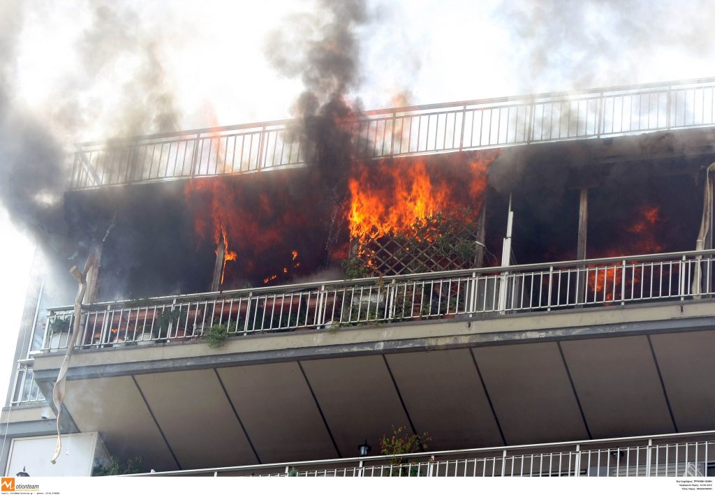 Πάτρα: Διαμέρισμα καταστράφηκε ολοσχερώς από φωτιά – Στο νοσοκομείο ένας φοιτητής