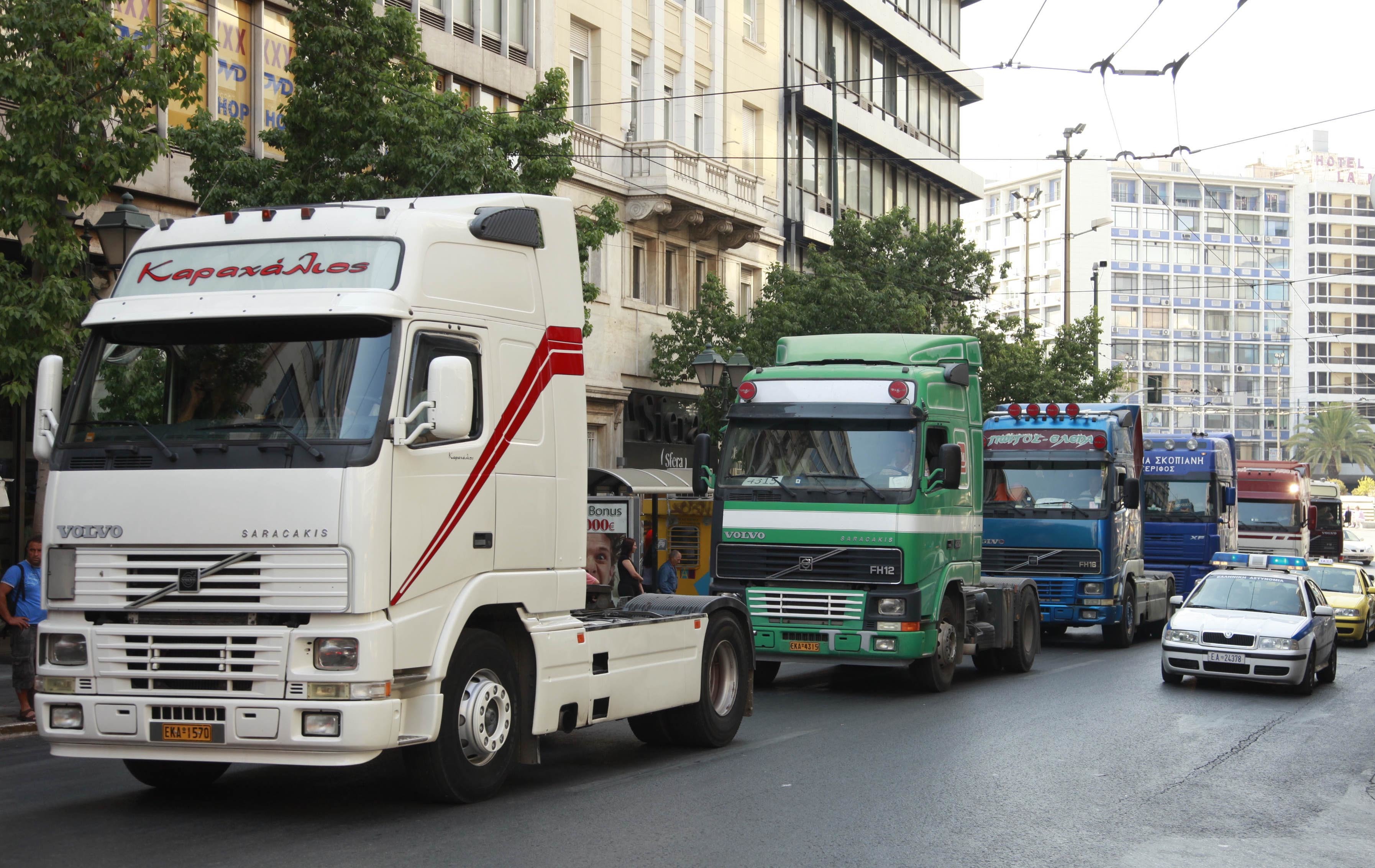 Πάτρα: “Εγκλωβίστηκε” ανάμεσα σε δύο νταλίκες!