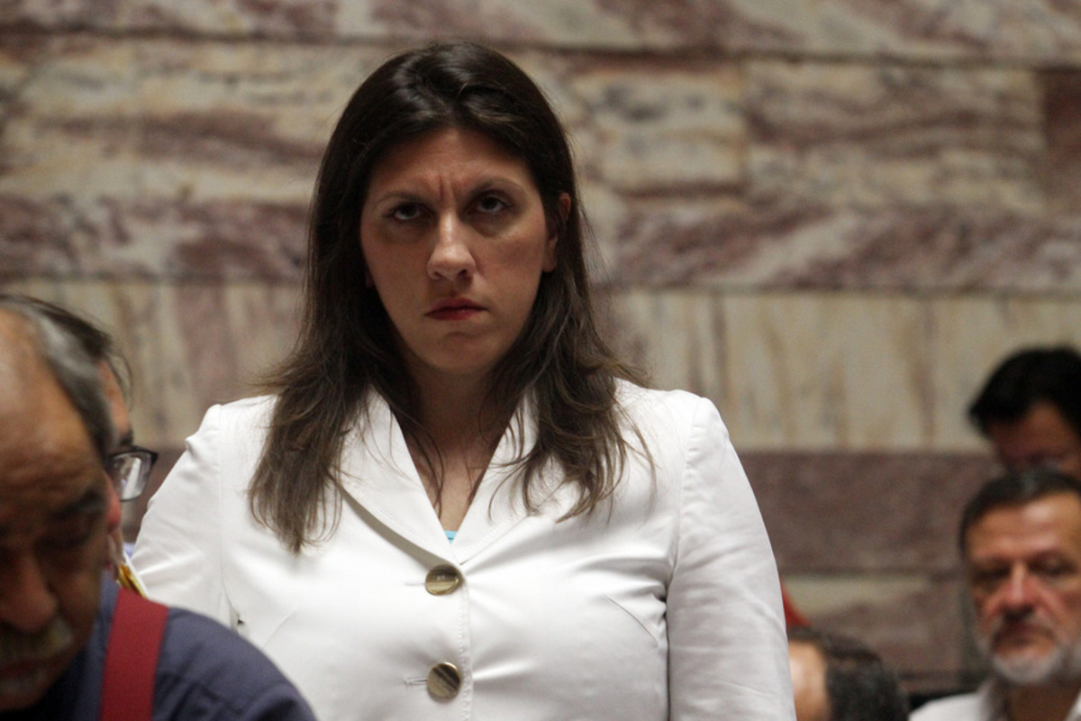 Βουλή: Μια ολόκληρη κυβέρνηση παρακαλάει την Ζωή Κωνσταντοπούλου!