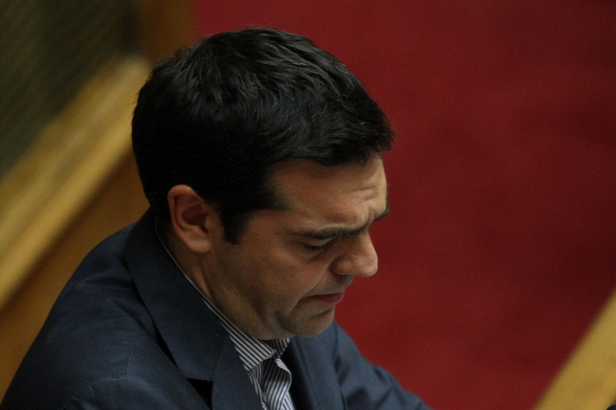 Εξαντλημένος ο Αλέξης Τσίπρας στη Βουλή – ΦΩΤΟ
