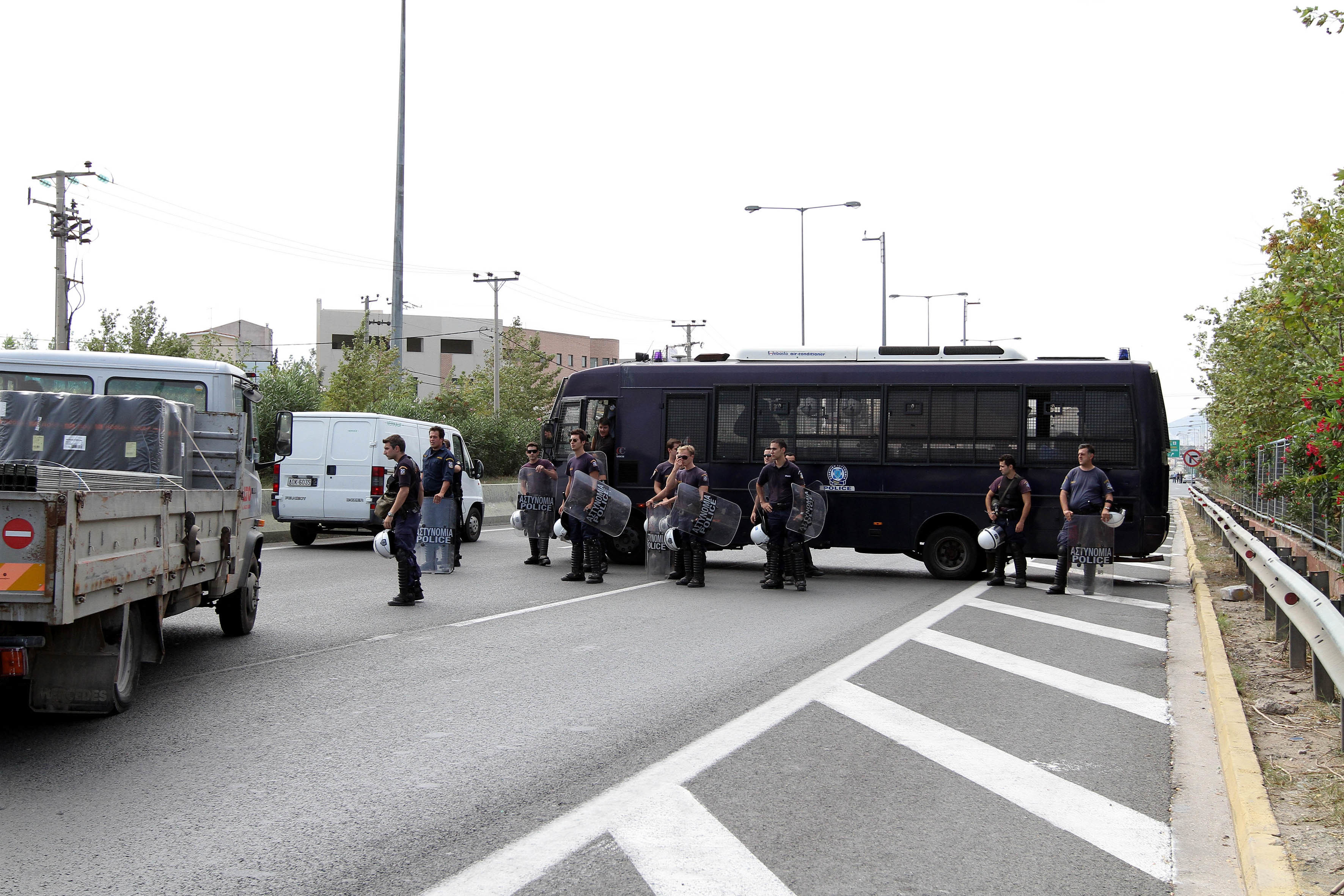 Φθιώτιδα:Του ”σφύριξαν” το μπλόκο και τους παράτησε στην Εθνική Οδό!