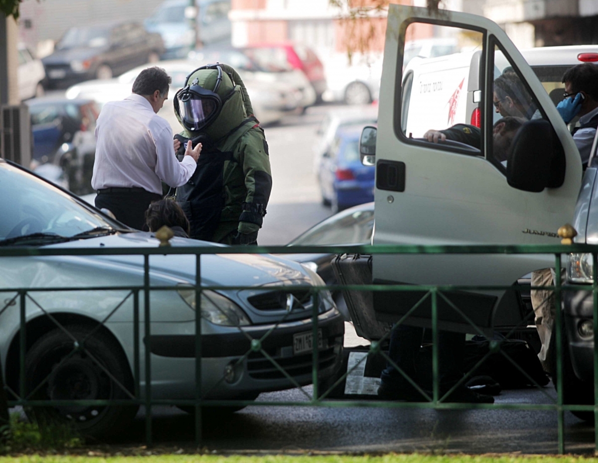 Ρούχα περιείχε τελικά ο χαρτοφύλακας κοντά στην πρεσβεία των ΗΠΑ και το γραφείο του Μ. Χρυσοχοϊδη – ‘Εγινε ελεγχόμενη έκρηξη