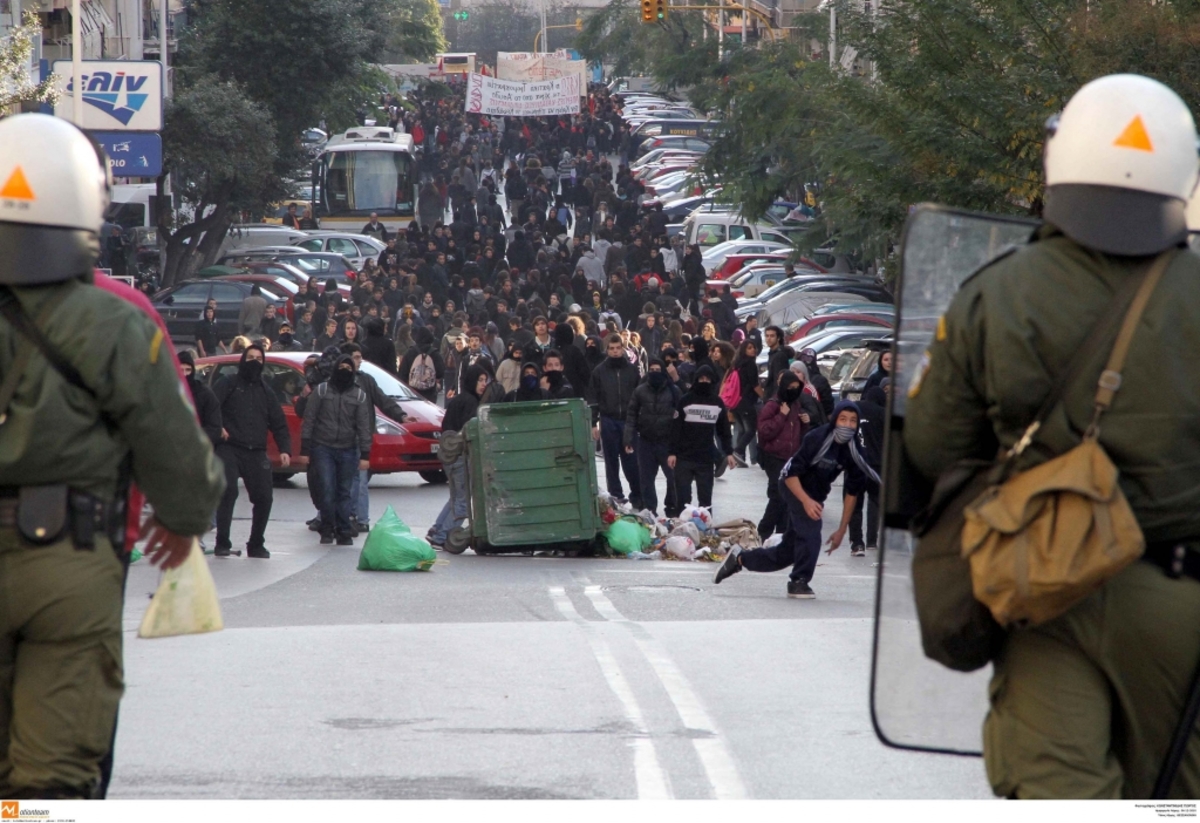 Θεσσαλονίκη: Πετροπόλεμος, ζημιές και οδοφράγματα!