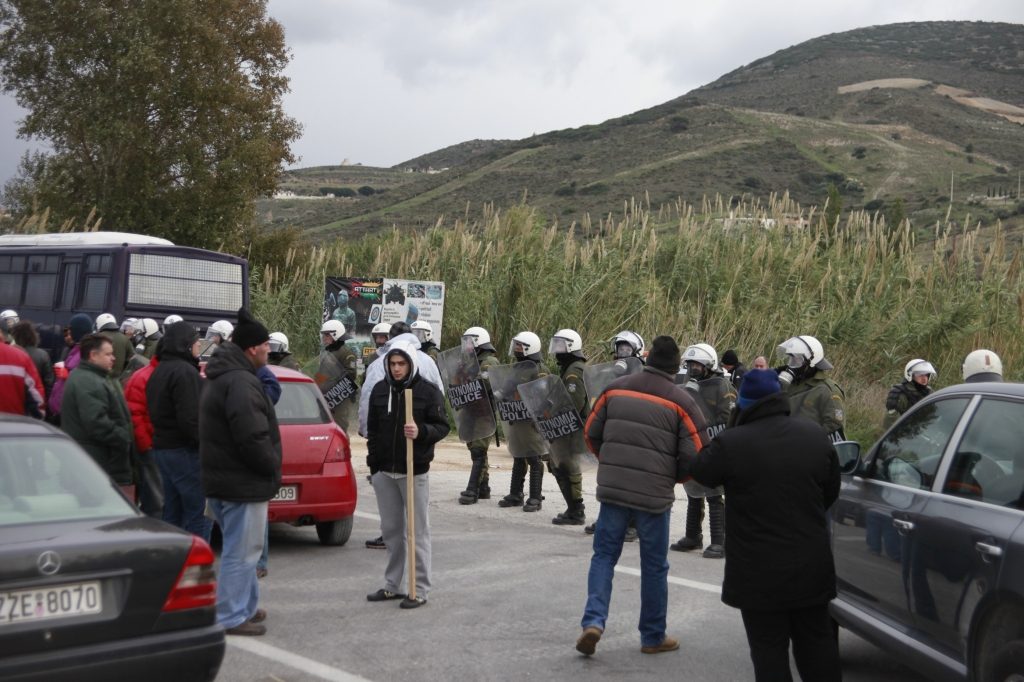 “Πόλεμος” κάθε μέρα στην Κερατέα- Επεισόδια και σήμερα μεταξύ κατοίκων και ΜΑΤ