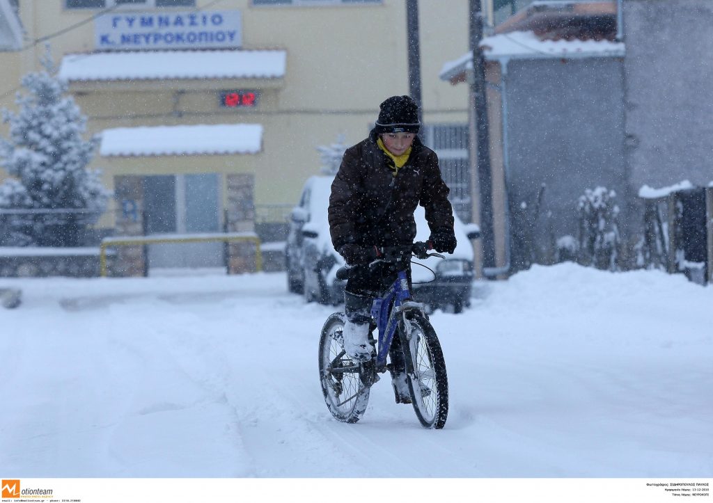 Κάποιοι φαίνεται πως απόλαυσαν το λευκό τοπίο της πόλης