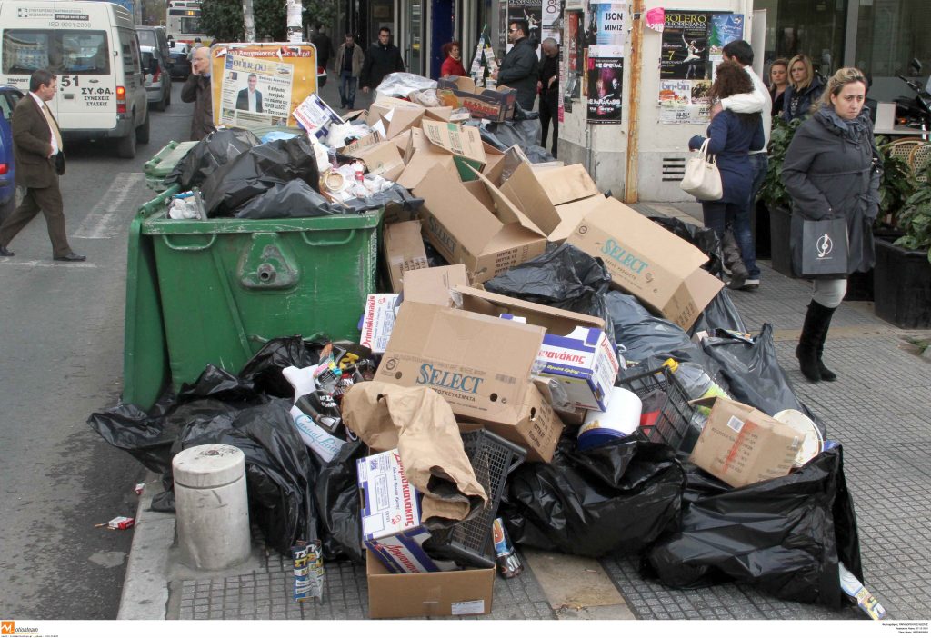 “Βουνά” από σκουπίδια στους δρόμους της Θεσσαλονίκης – Συνεχίζεται η ταλαιπωρία για τους κατοίκους