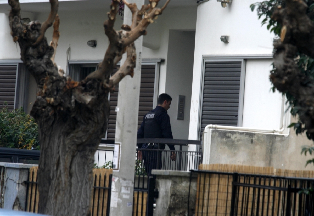 Αστυνομικοί έχουν αποκλείσει τον χώρο έξω από το σπίτι του θύματος
