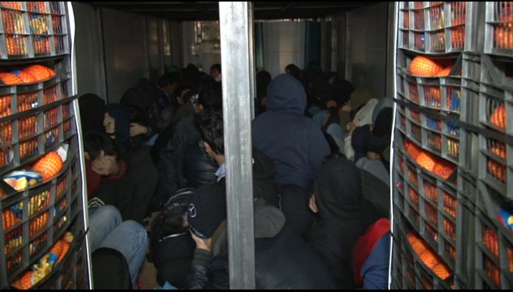 Πάτρα: Μετανάστες κρυμμένοι σε φορτηγό ψυγείο!