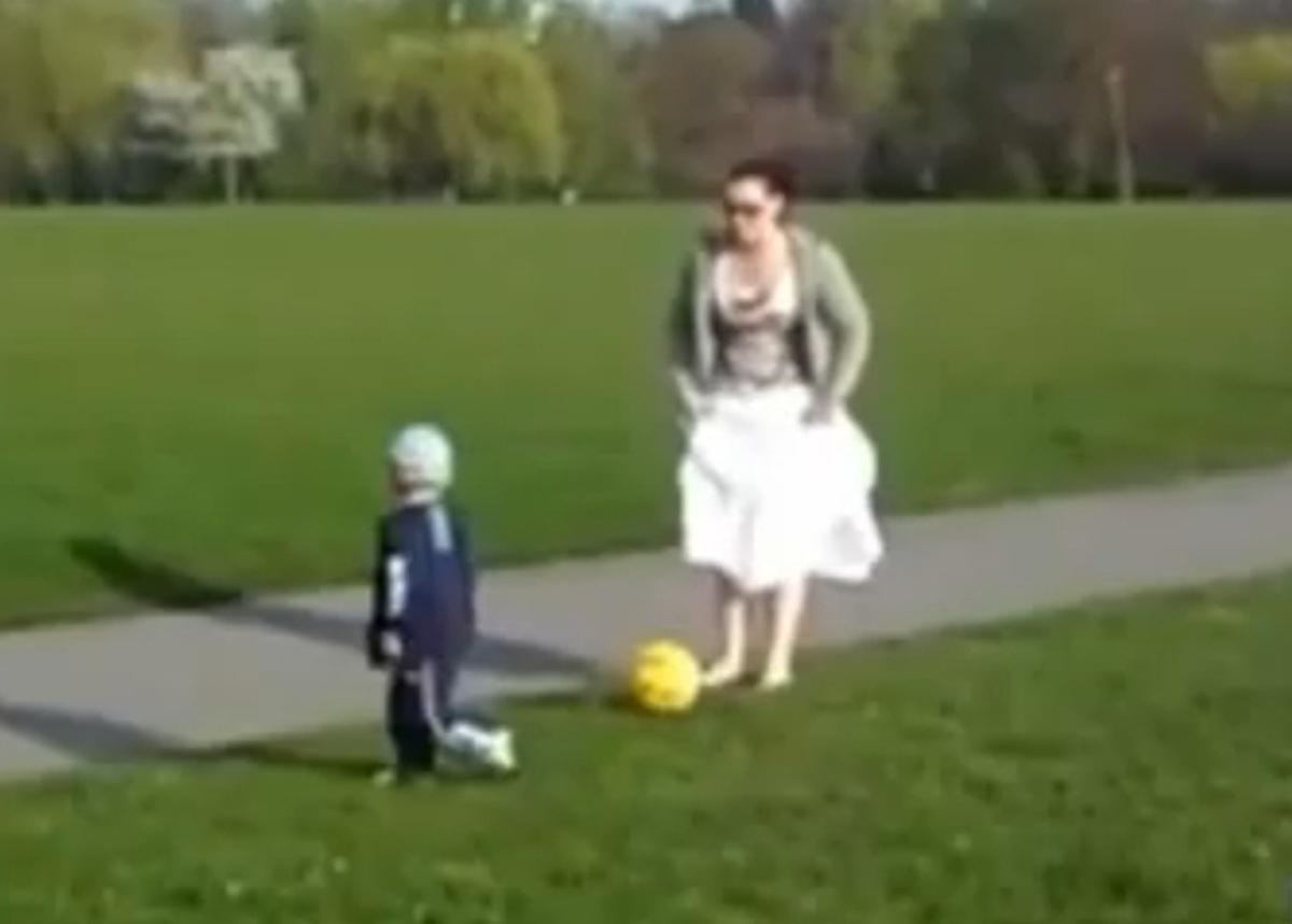 Όταν η μαμά αποφάσισε να παίξει μπάλα με το γιο της  – Απίστευτο βίντεο